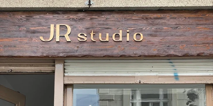 Klasická kombinovaná manikúra: ošetření, úprava nehtů, lakování gel lak i masáž rukou