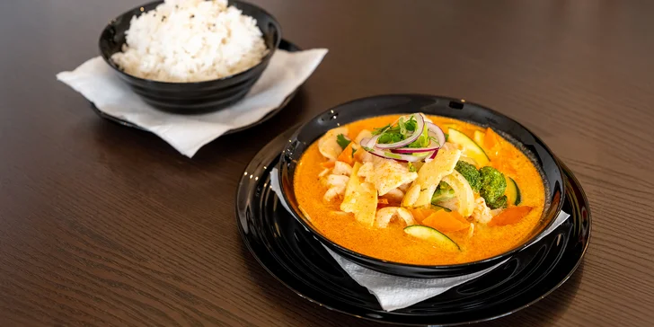 Červené thajské kari s rýží pro 1 či 2 osoby ve vietnamské restauraci v Porubě