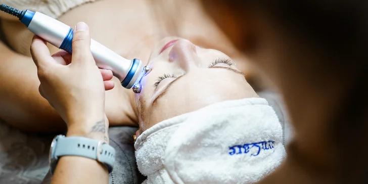 Mladistvý vzhled díky ošetření bipolární radiofrekvencí či bio penem: redukce vrásek a tuku v podbradku