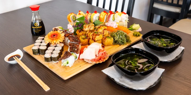 Sushi sety s maki, nigiri, krevetami na špejli i smaženými rolkami: 24-49 ks