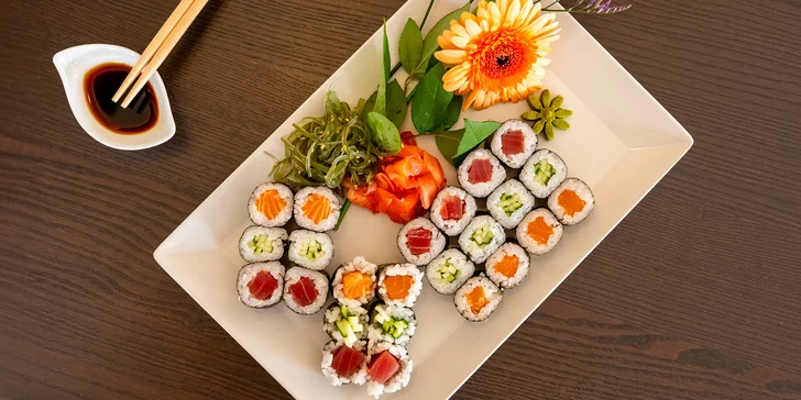 Sushi sety s maki, nigiri, krevetami na špejli i smaženými rolkami: 24-49 ks