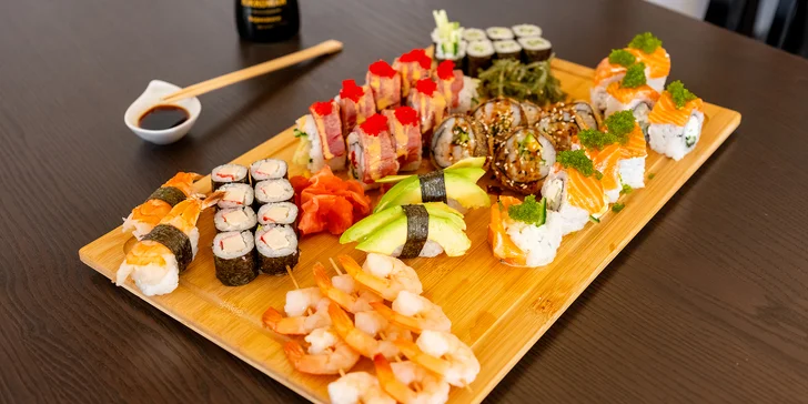 Sushi sety s maki, nigiri, krevetami na špejli i smaženými rolkami: 24-49 ks
