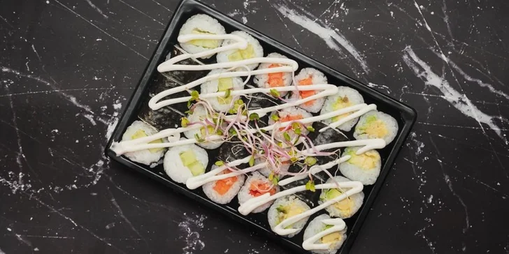 Pestré sety 18–56 ks sushi s lososem, tuňákem či zeleninou vč. kimči nebo i vína