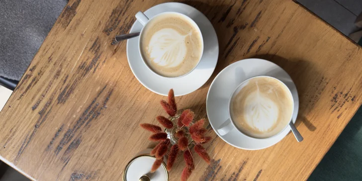 Na šálek kávy do Zlaté Koruny: cappuccino nebo caffè latte pro dvě osoby