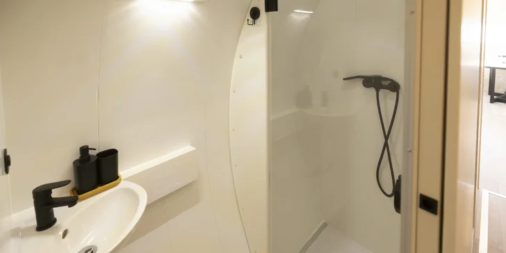 Ubytování v letadle uprostřed přírody pro 4 osoby: koupelna, kuchyň i wellness