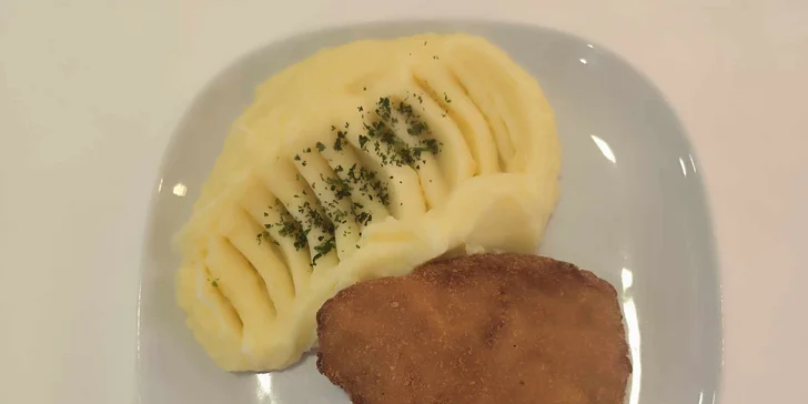 Pobyt na jihu Moravy: hotel s výhledem na zámek Bučovice, snídaně i vstup do wellness