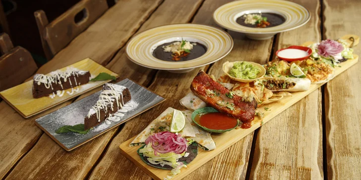 Mexická hostina pro 2 osoby: plato plné specialit, fazolová polévka a dezerty