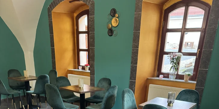 Jedna nebo dvě pizzy o průměru 30 cm podle výběru z 5 druhů