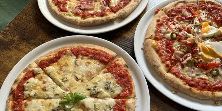Jedna nebo dvě pizzy o průměru 30 cm podle výběru z 5 druhů