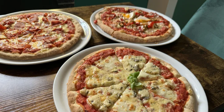 Jedna nebo dvě pizzy o průměru 30 cm podle výběru z 5 druhů