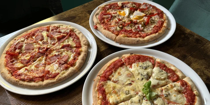 Jedna nebo dvě pizzy o průměru 30 cm podle výběru z 5 druhů