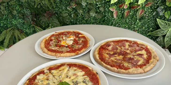 Jedna nebo dvě pizzy o průměru 30 cm podle výběru z 5 druhů