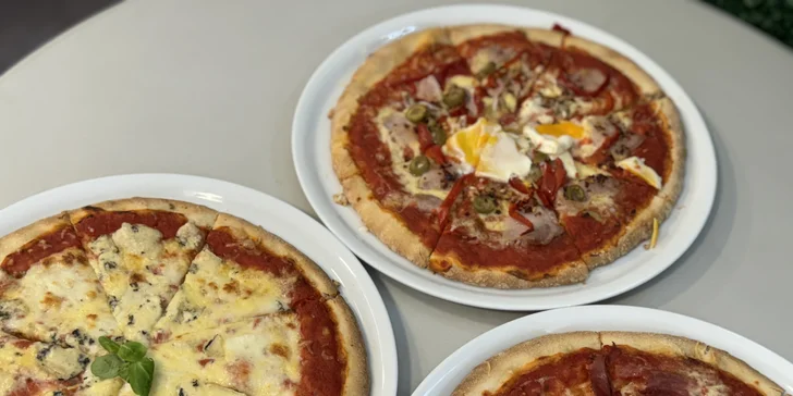 Jedna nebo dvě pizzy o průměru 30 cm podle výběru z 5 druhů