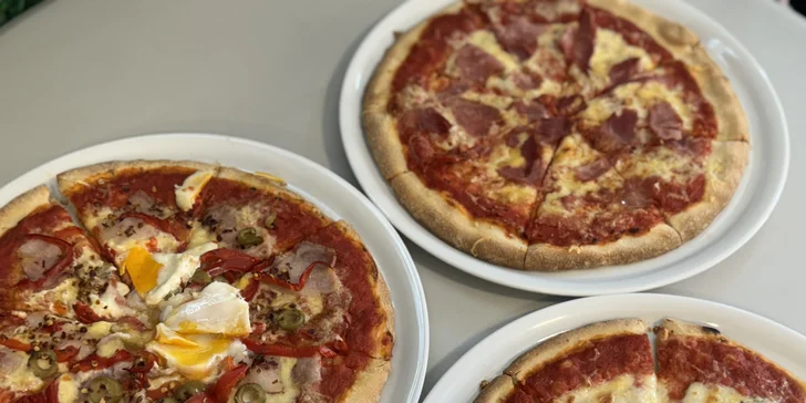 Jedna nebo dvě pizzy o průměru 30 cm podle výběru z 5 druhů