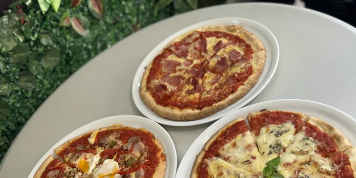 Jedna nebo dvě pizzy o průměru 30 cm podle výběru z 5 druhů