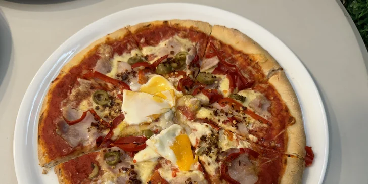 Jedna nebo dvě pizzy o průměru 30 cm podle výběru z 5 druhů