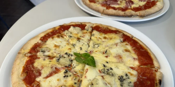 Jedna nebo dvě pizzy o průměru 30 cm podle výběru z 5 druhů