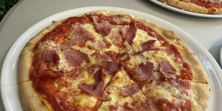 Jedna nebo dvě pizzy o průměru 30 cm podle výběru z 5 druhů