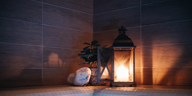 Boží wellness balíčky pro 1-2 osoby: odpočinek ve vířivé vaně nebo při masáži i finská sauna