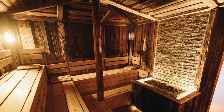 Boží wellness balíčky pro 1-2 osoby: odpočinek ve vířivé vaně nebo při masáži i finská sauna