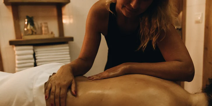 Boží wellness balíčky pro 1-2 osoby: odpočinek ve vířivé vaně nebo při masáži i finská sauna