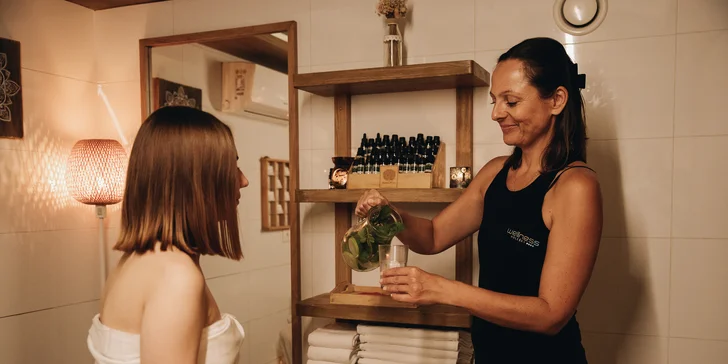 Boží wellness balíčky pro 1-2 osoby: odpočinek ve vířivé vaně nebo při masáži i finská sauna