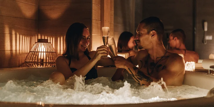 Boží wellness balíčky pro 1-2 osoby: odpočinek ve vířivé vaně nebo při masáži i finská sauna