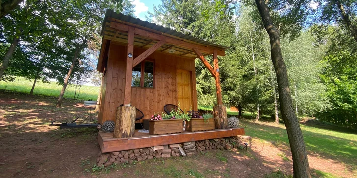 Tiny house s výhledem do krajiny Podkrkonoší i s možností využití koupacího sudu