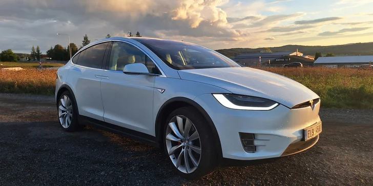 Tesla Model X P90D: 20 min. spolujízdy nebo až 1 hod. řízení