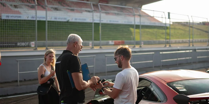 Jízda nadupaným Porsche GT3 RS na závodních okruzích jako řidič nebo spolujezdec