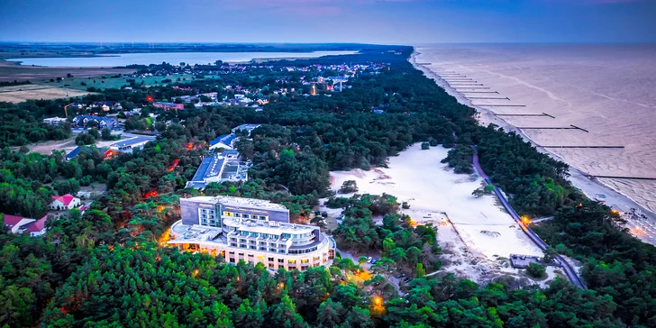 Dovolená u Baltu: 5* hotel se soukromou pláží, polopenze i neomezený vstup do termálního wellness