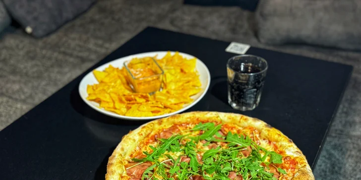 Menu, které vás zasytí: pizza dle vlastního výběru, nachos s dipem i velká limonáda
