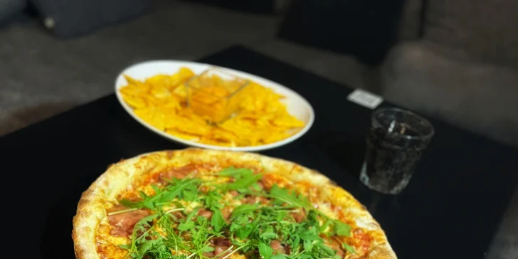 Menu, které vás zasytí: pizza dle vlastního výběru, nachos s dipem i velká limonáda