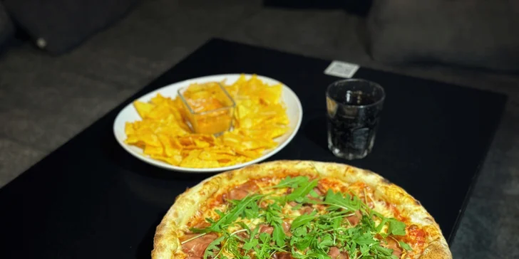 Menu, které vás zasytí: pizza dle vlastního výběru, nachos s dipem i velká limonáda