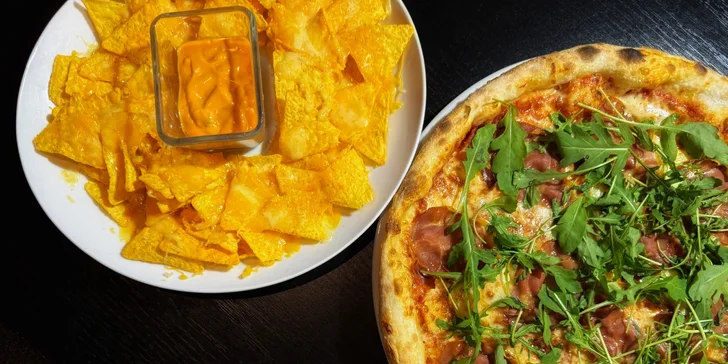Menu, které vás zasytí: pizza dle vlastního výběru, nachos s dipem i velká limonáda