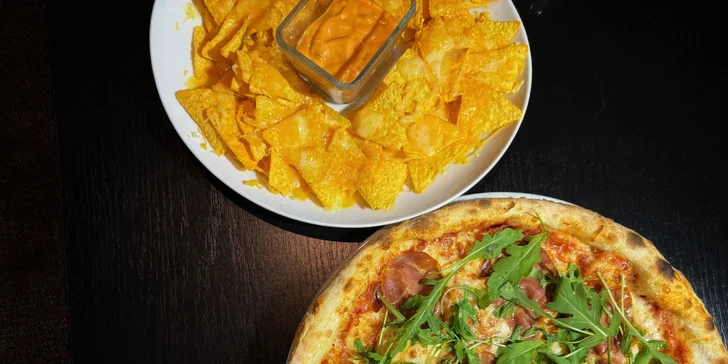 Menu, které vás zasytí: pizza dle vlastního výběru, nachos s dipem i velká limonáda