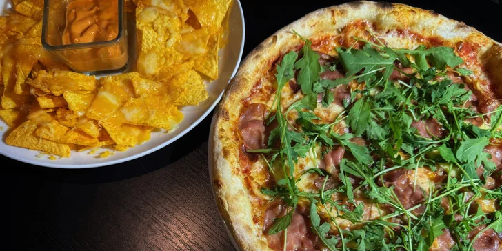 Menu, které vás zasytí: pizza dle vlastního výběru, nachos s dipem i velká limonáda