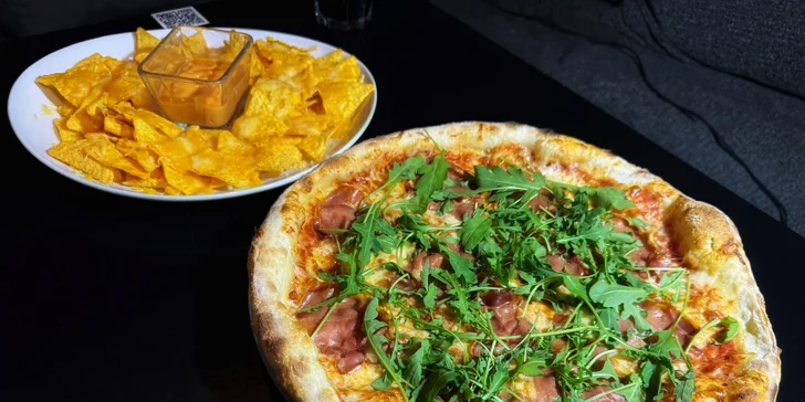 Menu, které vás zasytí: pizza dle vlastního výběru, nachos s dipem i velká limonáda