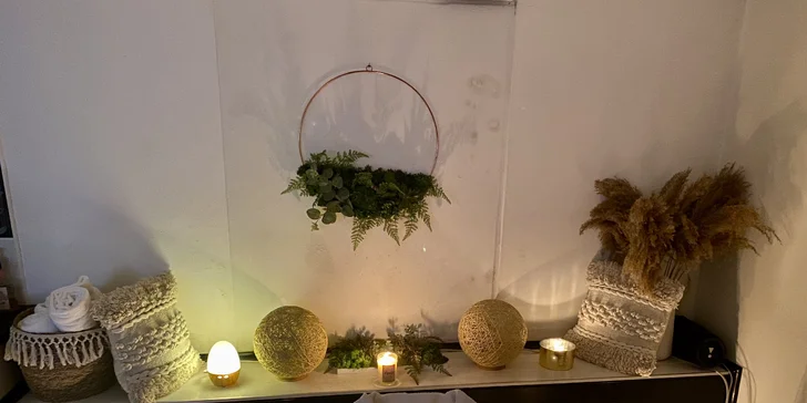 Regenerační masáž zad a šíje, masáž nohou, relaxační masáž obličeje a dekoltu nebo celotělová