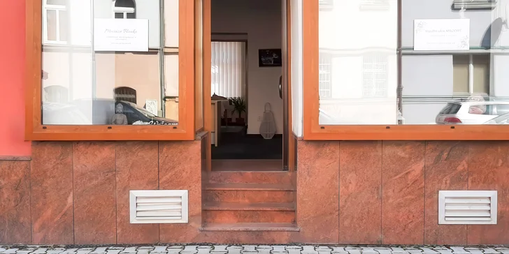 Relaxační masážní terapie pro ženy: masáž a zábal pro uvolnění svalů