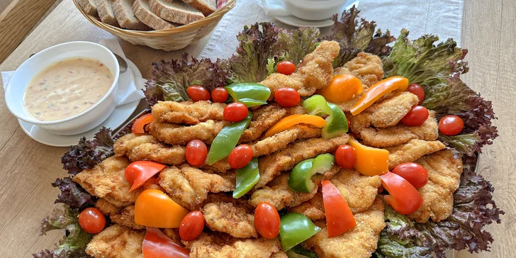 500 nebo 1000 g řízků, pečivo, zelenina, omáčky i 2 velká piva
