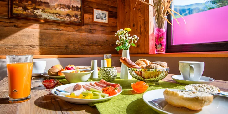 Údolí Gastein: hotel jen 500 m od skiareálu Dorfgastein, snídaně, wellness i karta výhod