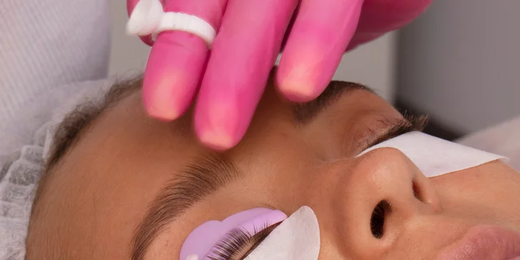 Okouzlující pohled každý den: lash lifting řas a laminace obočí