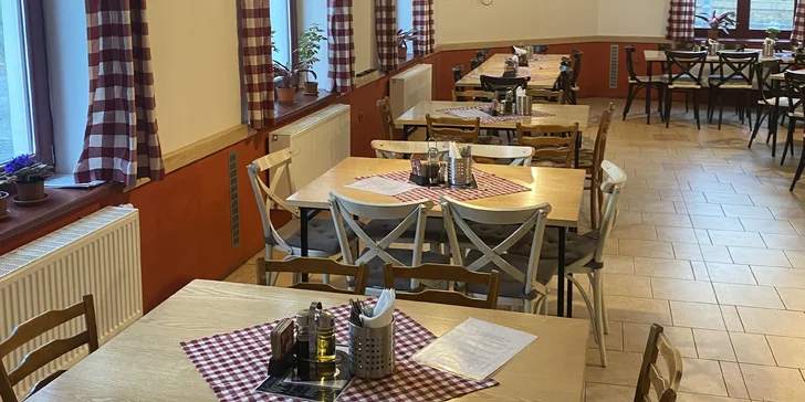 4-8 miniburgerů se slaninou i čedarem vč. příloh a salátu