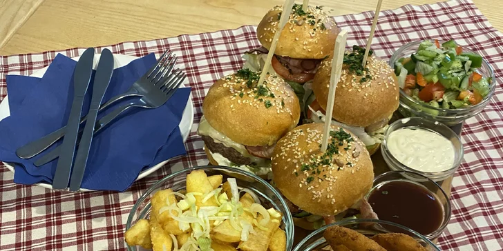 4-8 miniburgerů se slaninou i čedarem vč. příloh a salátu