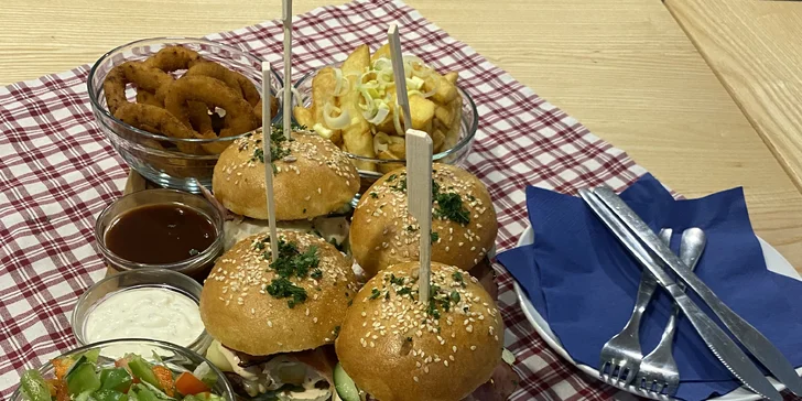 4-8 miniburgerů se slaninou i čedarem vč. příloh a salátu