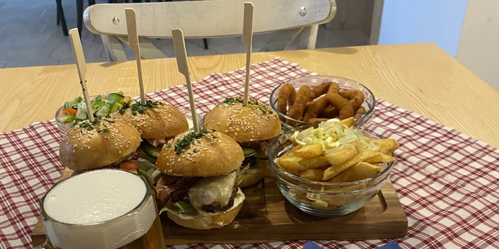 4-8 miniburgerů se slaninou i čedarem vč. příloh a salátu