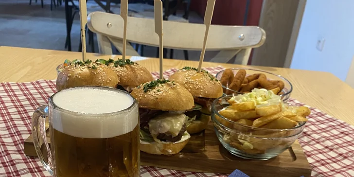 4-8 miniburgerů se slaninou i čedarem vč. příloh a salátu