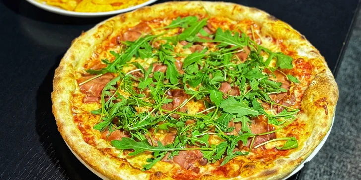 Menu, které vás zasytí: pizza dle vlastního výběru, nachos s dipem i velká limonáda