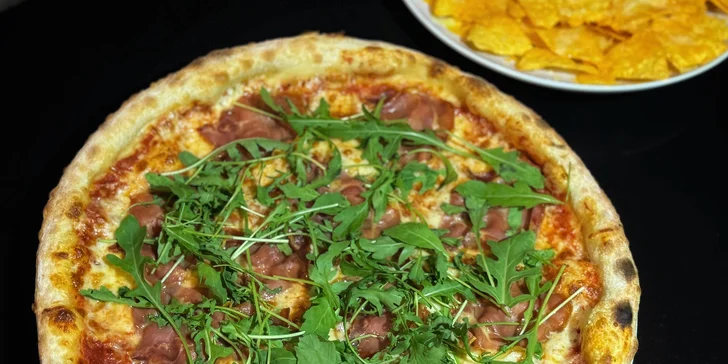 Menu, které vás zasytí: pizza dle vlastního výběru, nachos s dipem i velká limonáda